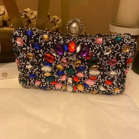 diva boutique Handbags - NWOT CRYSTAL AND SPARKLE EVENING BAG WITH 2 CHAINS